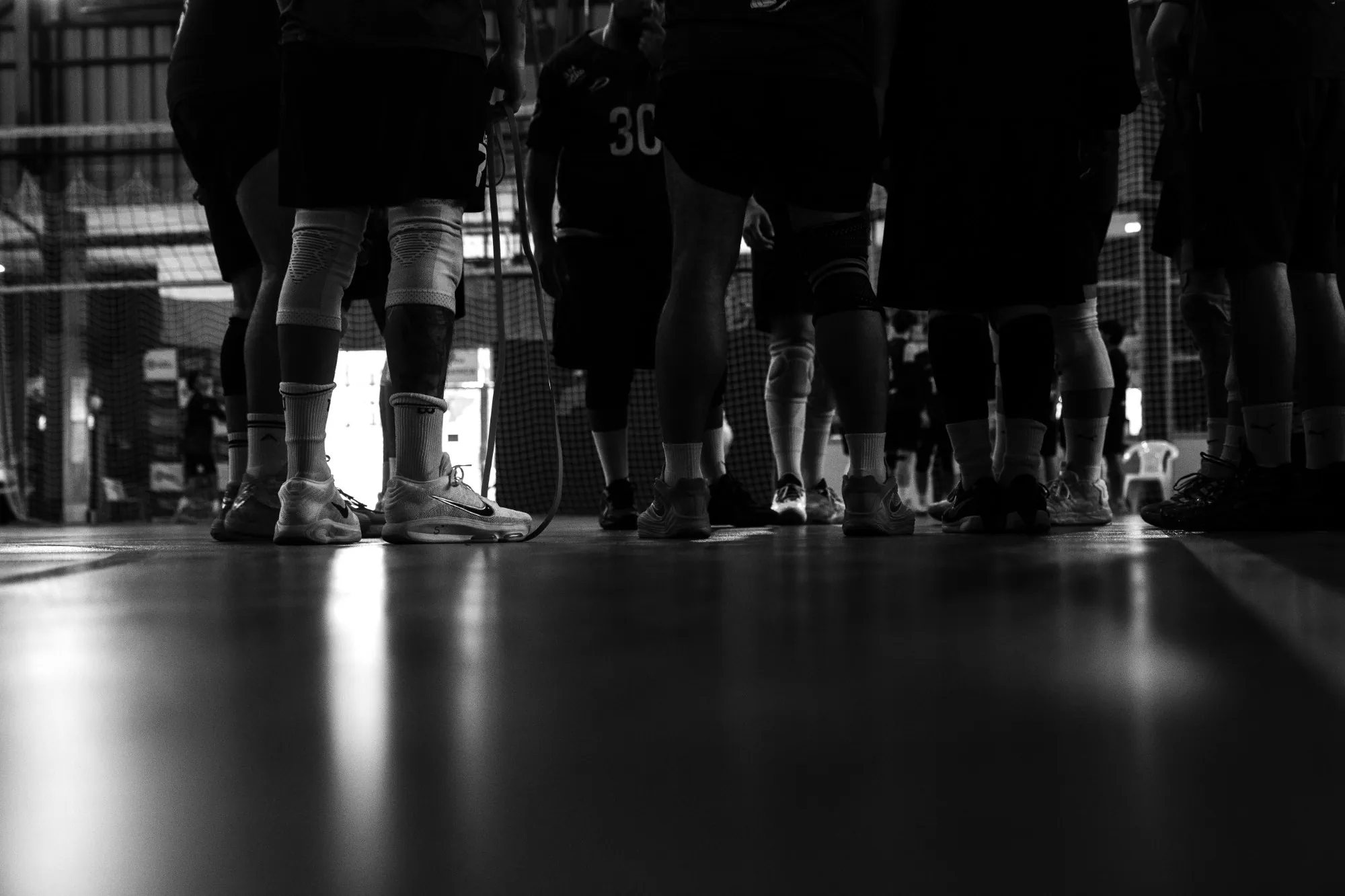 Jugadores reunidos en ronda sobre la cancha antes de un partido.